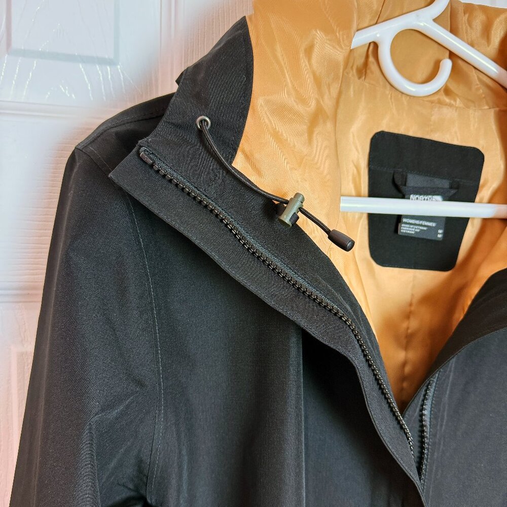 The North Face Women’s Packable Shell Parka with Hood - Picture 4 of 9